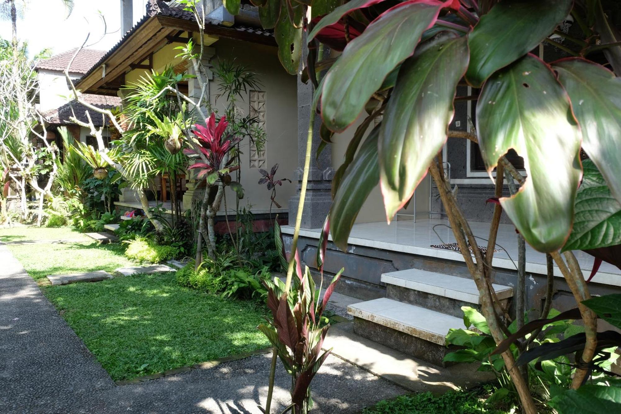 Suastika Guest House Ubud エクステリア 写真