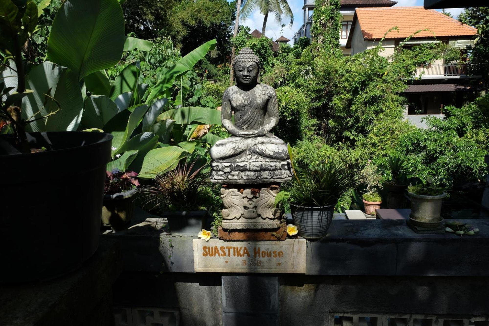 Suastika Guest House Ubud エクステリア 写真